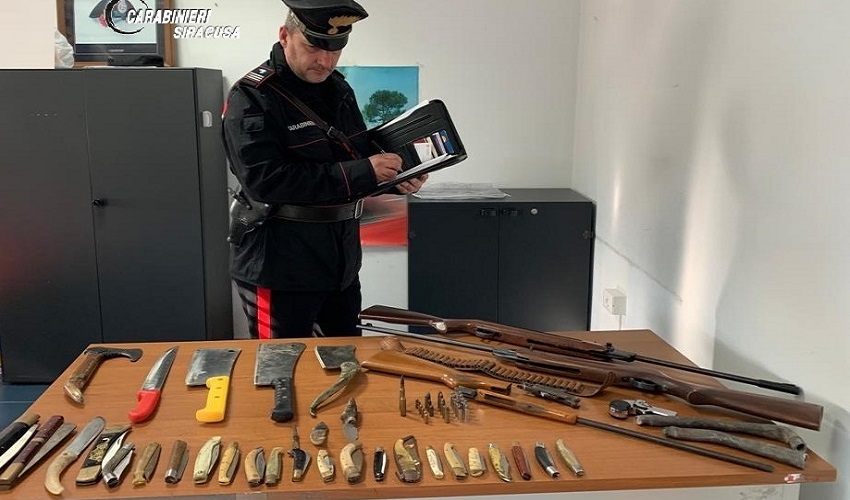 Perquisizioni in contrada Meti, rinvenuti fucili, pistole, munizioni e coltelli: 2 denunce