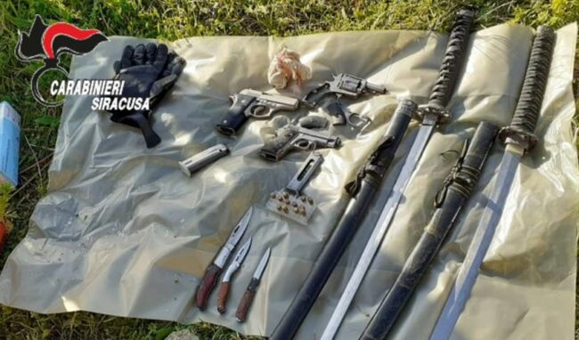 Armi e munizioni trovate nelle campagne vicine al quartiere dei Caminanti a Noto