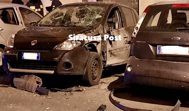Bomba carta in via Pietro Novelli: danneggiate alcune auto e il portone di un palazzo