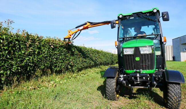 Verde pubblico, arriva un nuovo mezzo meccanico per siepi e spartitraffico