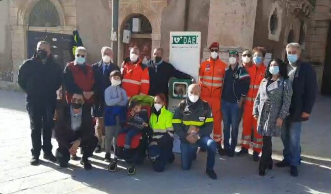 Ripristinata la funzionalità del defibrillatore di piazza Duomo. Al lavoro i volontari della Protezione civile