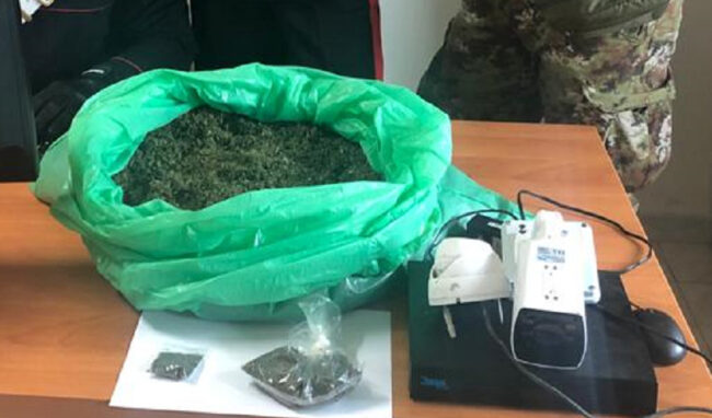 Spaccio, mezzo chilo di marijuana in casa: arrestata coppia di coniugi