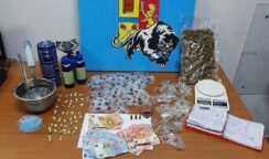Servizio antidroga in via Algeri: 2 arresti e sequestro di cocaina, hashish e marijuana