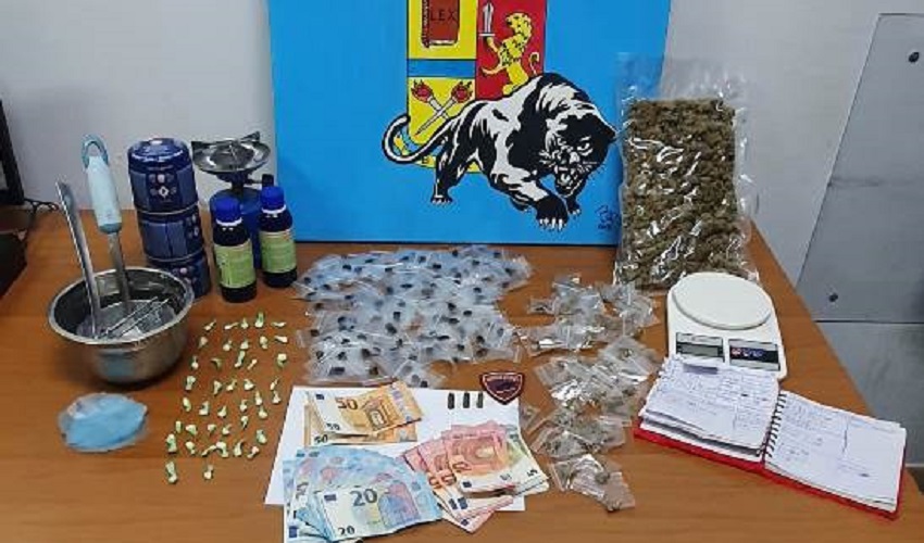 Servizio antidroga in via Algeri: 2 arresti e sequestro di cocaina, hashish e marijuana