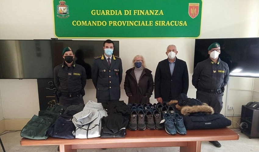 Scarpe e capi di abbigliamento donati alla Croce Rossa e alla Caritas