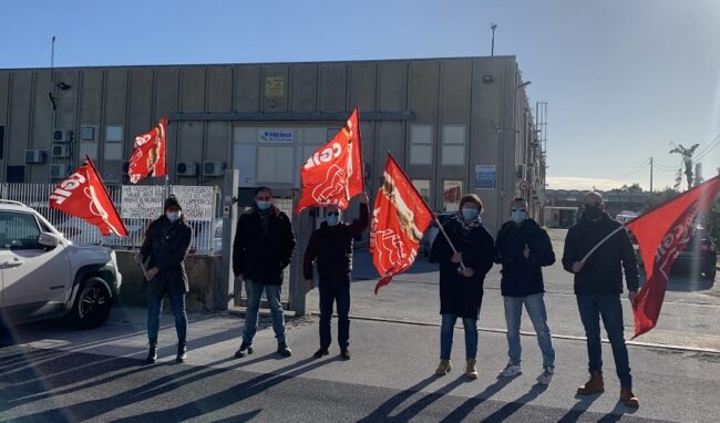 I lavoratori della Chelab di Priolo in sciopero contro i trasferimenti decisi dall'azienda