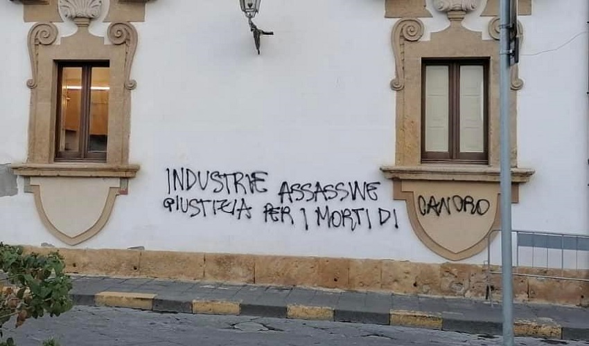 Imbrattato Palazzo di città ad Augusta, il sindaco Di Mare "Non ci fermerete"