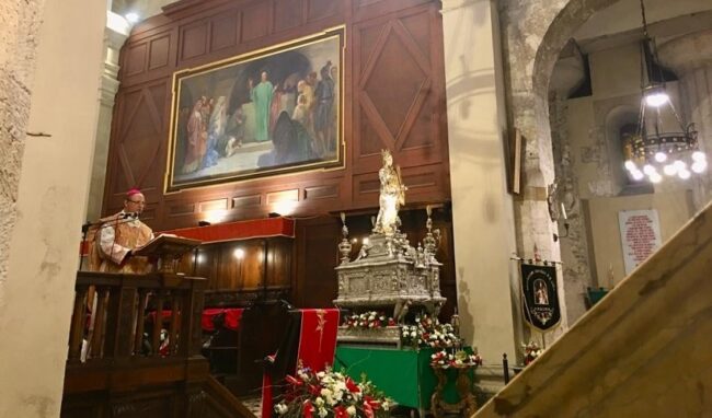 Vigilia della festa di Santa Lucia, il simulacro esposto in cattedrale