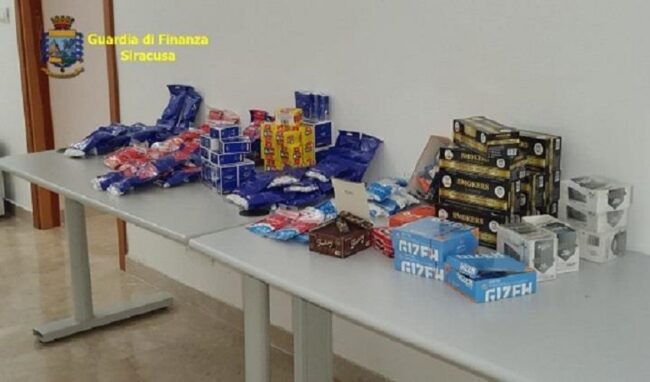 Sequestro di capi contraffatti e prodotti per il fumo in piazza Santa Lucia