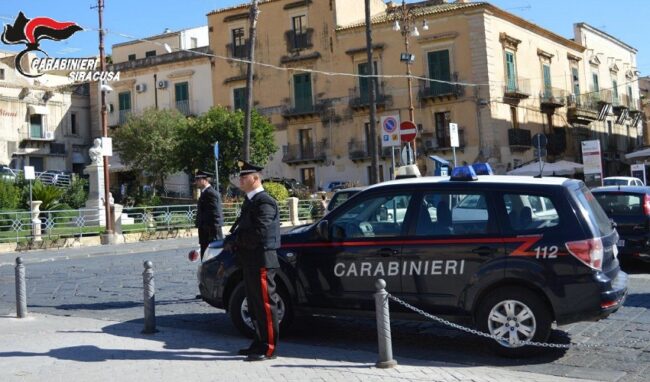 Sfreccia a tutta velocità in via Platone e finisce contro il muro di cinta dell’Istituto Raeli