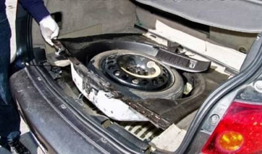 Cocaina nascosta nella ruota di scorta di un'auto abbandonata in viale dei Comuni