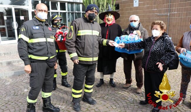 La Befana dei Vigili del fuoco porta la calza ai bambini ricoverati in Pediatria