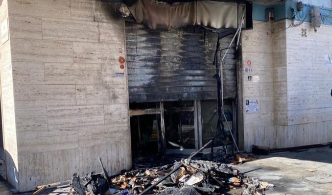 Incendio davanti un negozio di ricambi auto ad Augusta. Il sindaco Di Mare: "Vile gesto"
