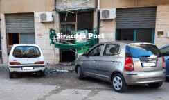 Bomba carta la sera di Capodanno in via Misterbianco: danni all'ingresso di un negozio e ad alcune auto