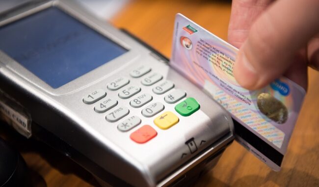 Ruba carte di credito e bancomat e prova ad acquistare merce in un supermercato: denuncia per una 41enne