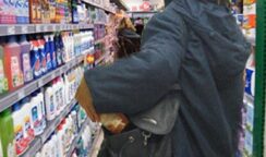 Ruba generi alimentari e alcolici da un supermercato di via Elorina: arrestato 47enne