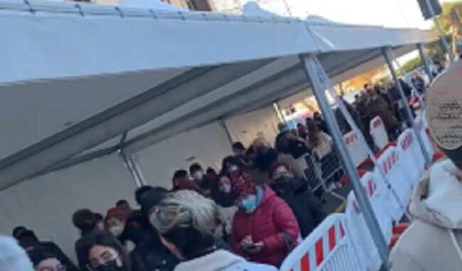 Un'altra giornata di passione all'hub vaccinale di Siracusa: file e tensioni fuori dalla struttura