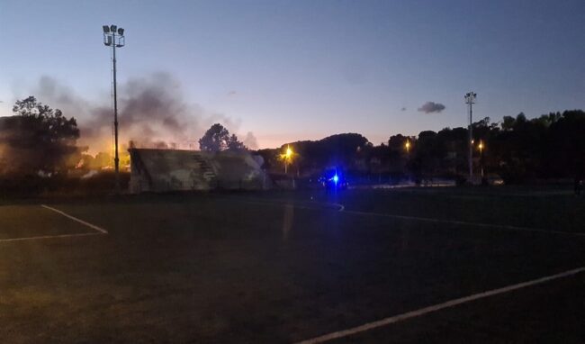 Più di un mese fa l'incendio al Campo Scuola Pippo Di Natale, l'area del campo di calcio ancora al buio