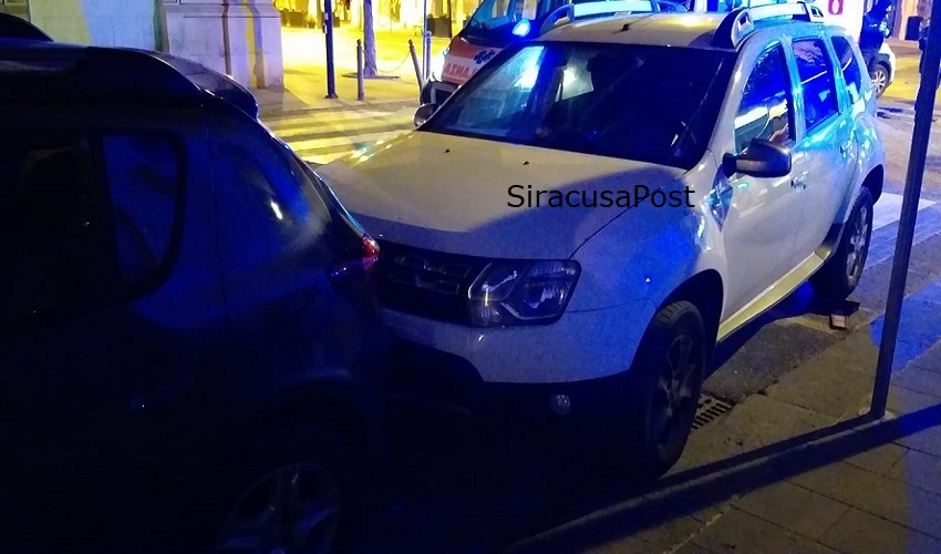 Colto da malore in auto finisce contro vetture in sosta: a perdere la vita un 58enne