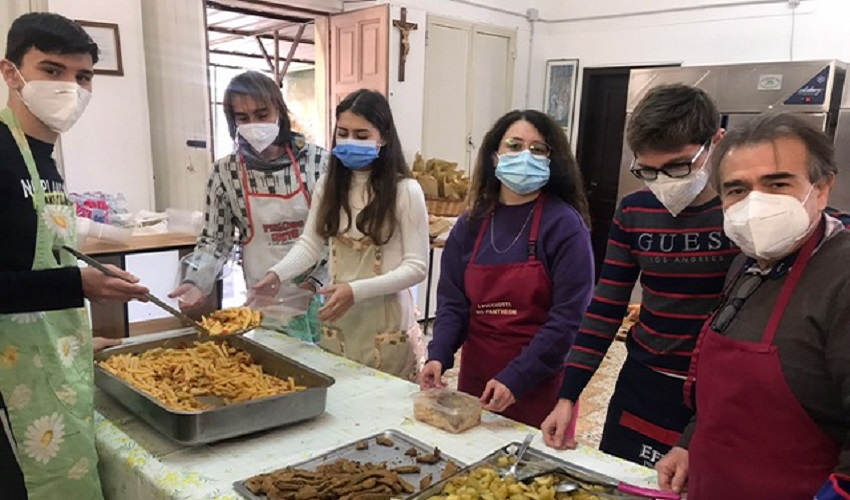 I giovani del Leo club Siracusa in cucina alla mensa del Pantheon