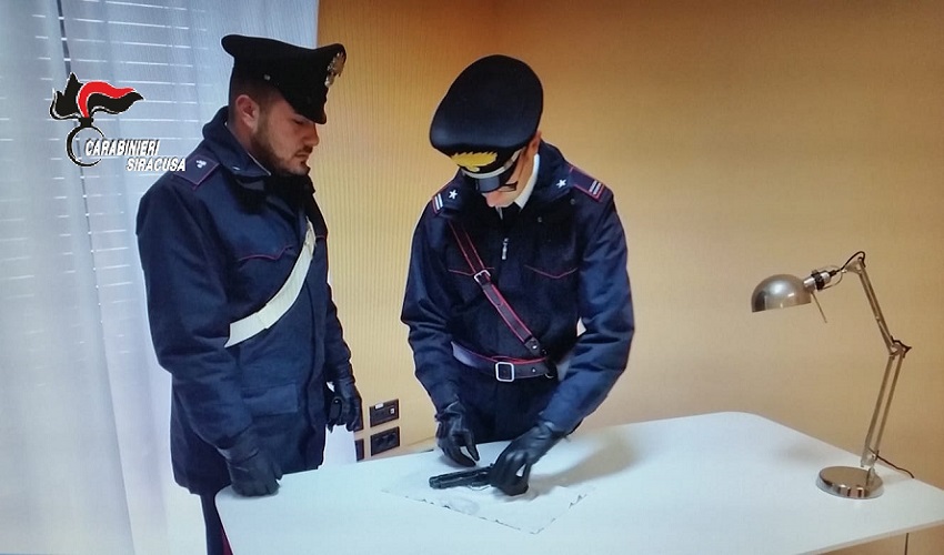 Dormiva con la pistola sul comodino: arrestato 36enne a Floridia