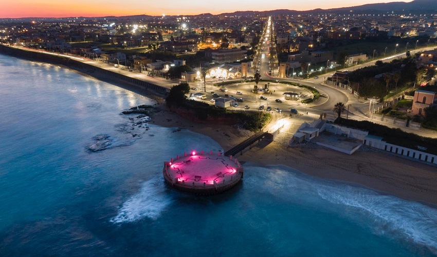 La rotonda sul mare di Avola si illumina di rosa a 100 giorni dal Giro d'Italia