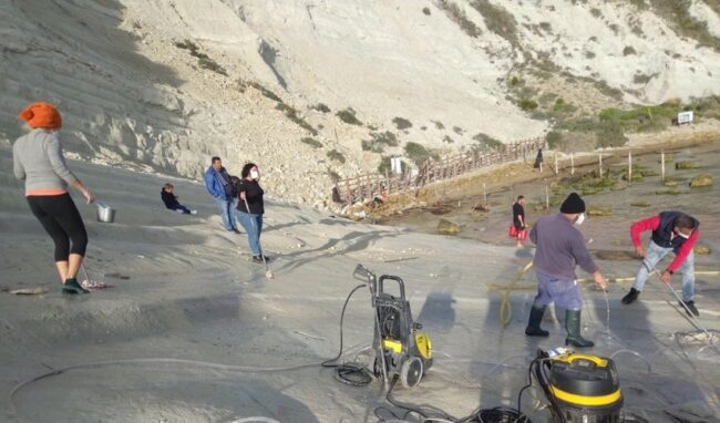 Eliminate le macchie dalla scogliera della Scala dei Turchi