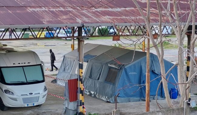 Trasferiti in un centro di accoglienza di Enna i 13 migranti ospitati in una tenda al parcheggio Von Platen