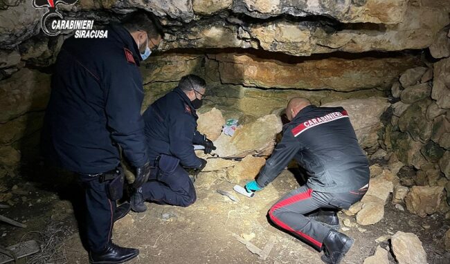 Armi, munizioni e un gran quantitativo di droga trovate in una cava tra Noto e Rosolini