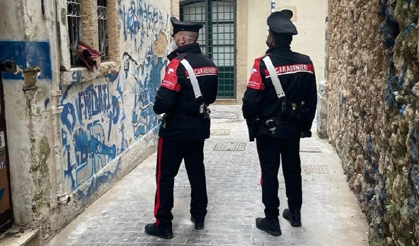 Spacciatore bloccato nei vicoli della Giudecca: stava nascondendo 102 dosi tra cocaina e marijuana