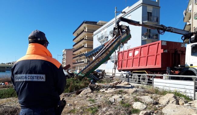 Operazione "Lungomare liberato" ad Augusta: via rifiuti e imbarcazioni abbandonate