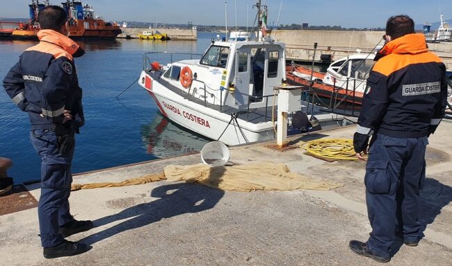 Pesca abusiva di novellame nelle acque di Augusta: sequestro e sanzione