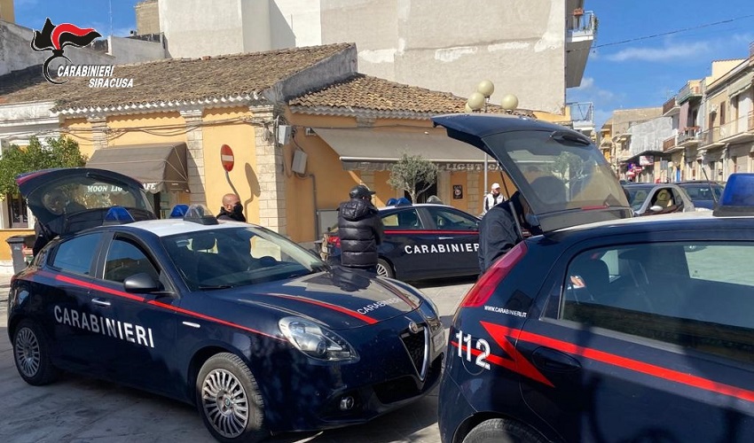 Truffa dello specchietto ai danni di anziani: arrestata 56enne