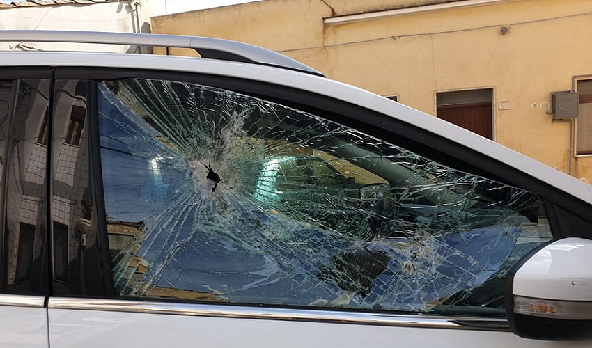 Danneggiata l'auto di un consigliere comunale a Buscemi. Il sindaco La Pira: "Gesto vile"