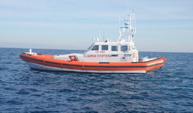 Naufrago nel porto Grande: l'intervento della Guardia costiera gli salva la vita