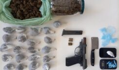 In casa droga e una pistola a salve con 4 cartucce: arrestato 27enne