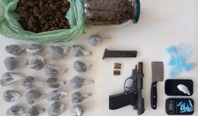 In casa droga e una pistola a salve con 4 cartucce: arrestato 27enne