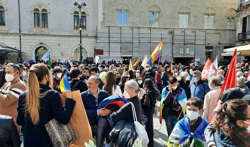 Presidio No War a Siracusa: in piazza Archimede associazioni, partiti politici e tanti giovani