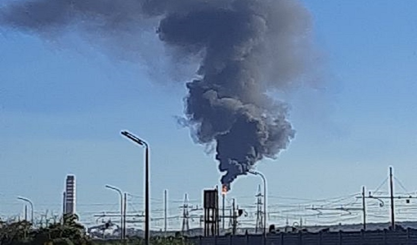 Colonna di fumo nero all'Isab di Priolo. Torcia attivata per il cambio di gassificatore