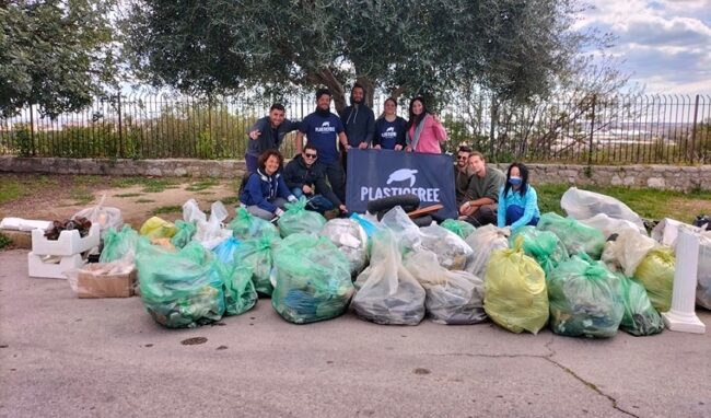 Volontari al lavoro per ripulire la Panoramica: raccolti 500 kg di rifiuti