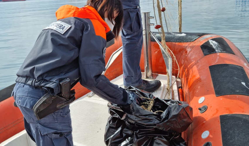 Rete da posta recuperata e sequestrata nel porto di Augusta