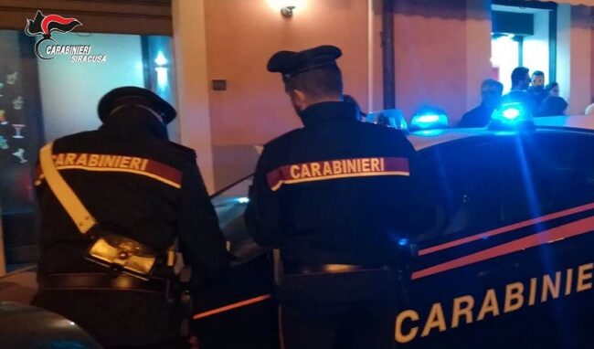 Calci, pugni e coltellate a 46enne per "vendicare" il padre: arrestati due fratelli