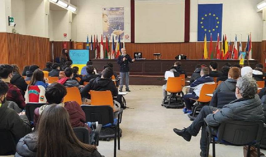 La polizia incontra gli studenti dell'Istituto superiore "Enrico Fermi" di Siracusa