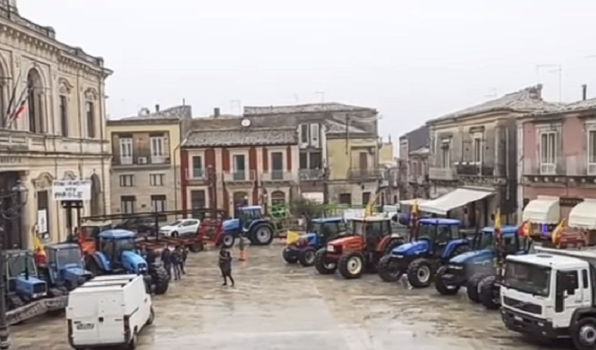 Presidio di agricoltori e allevatori a Palazzolo Acreide: il consiglio comunale si schiera al loro fianco