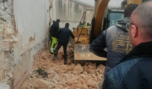 Crollo di un muro a Solarino: l'operaio 48enne travolto dalle macerie in Rianimazione