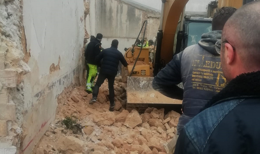 Crollo di un muro a Solarino: l'operaio 48enne travolto dalle macerie in Rianimazione