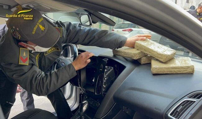 Oltre 4 kg di cocaina in auto: arrestato corriere nel Palermitano