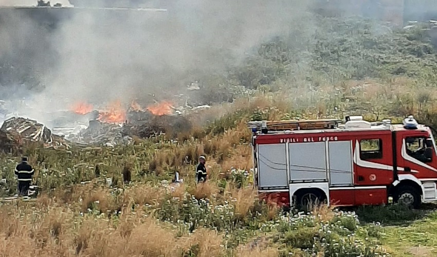 Incendio di sterpaglie nelle campagne di via Santi Amato
