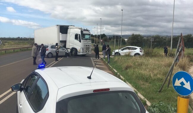 Incidente in via Elorina tra un'auto e un mezzo pesante: traffico in tilt per la chiusura della strada