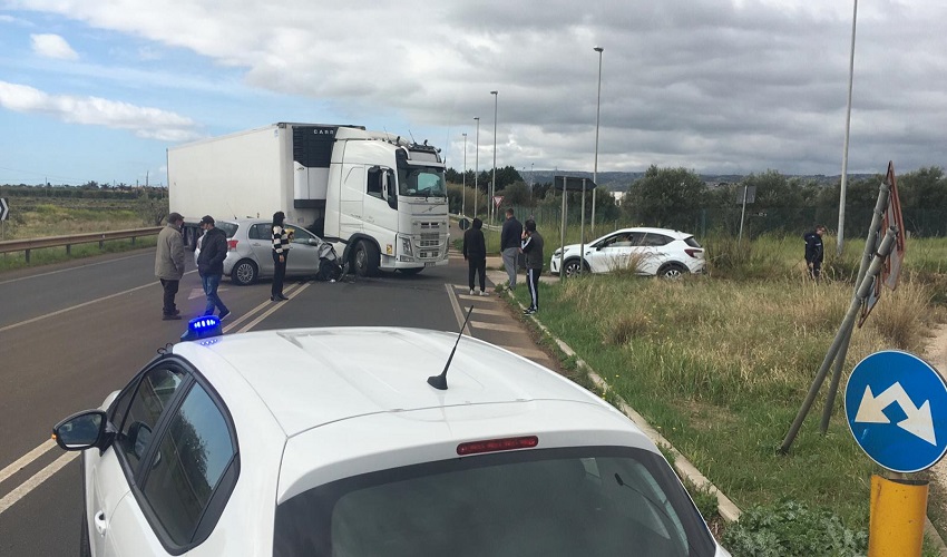 Incidente in via Elorina tra un'auto e un mezzo pesante: traffico in tilt per la chiusura della strada